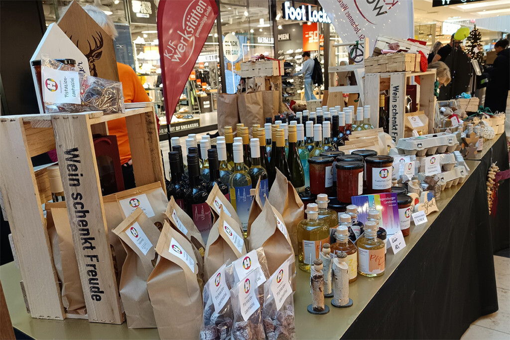 Vielfältige nachhaltige Produkte am Stand der KJF Werkstätten in den Regensburg Arcaden