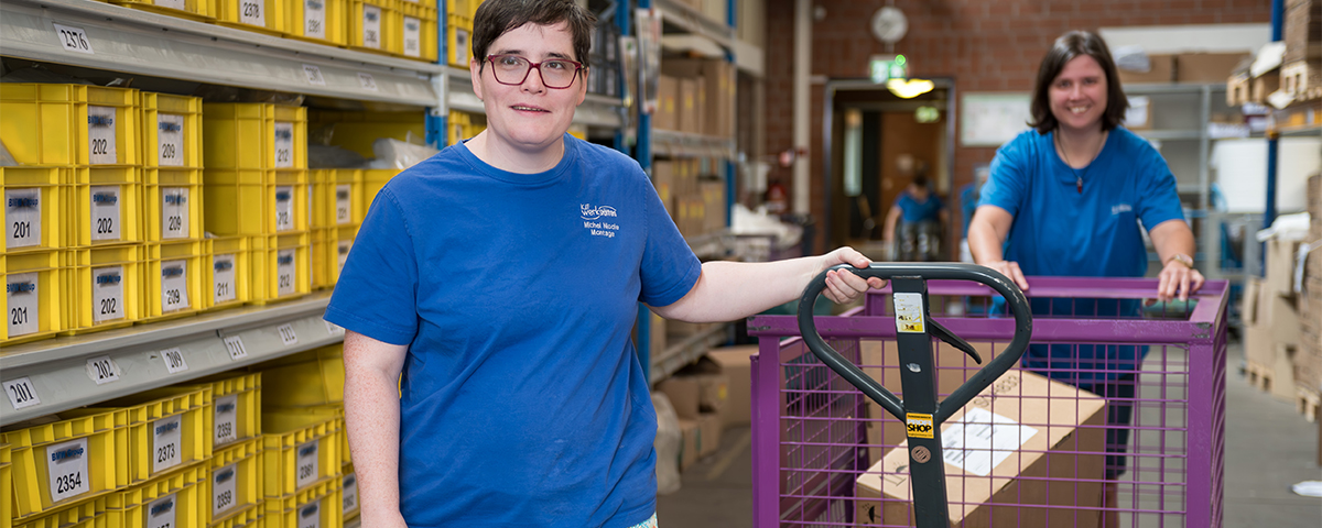 Zwei Mitarbeiterinnen vor einem Hochregal