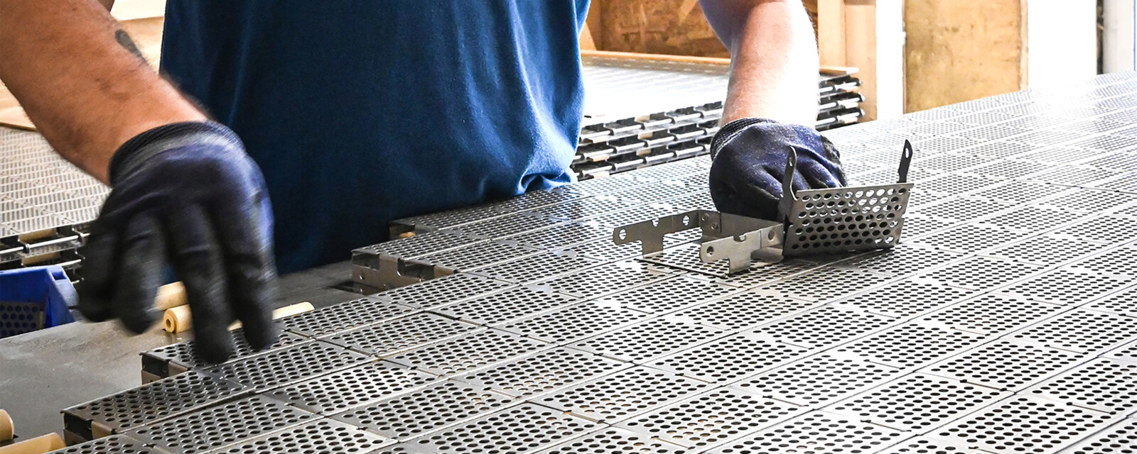 Mitarbeiter bearbeitet Fläche aus Metallteilen