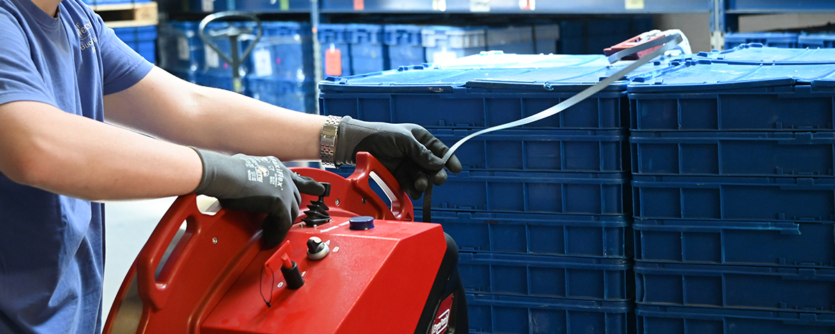 Hände bedienen eine Maschine