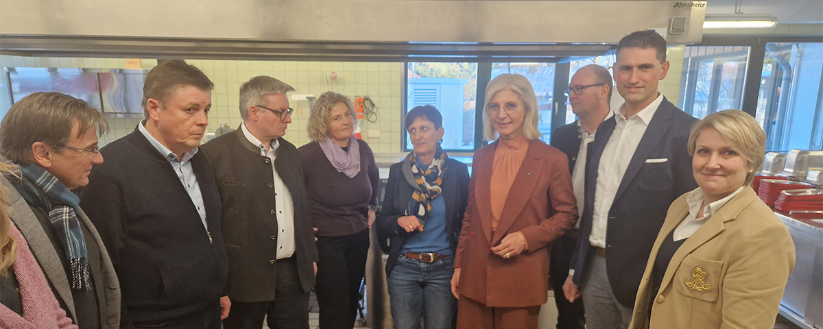 Gruppenbild mit Sozialministerin Scharf.