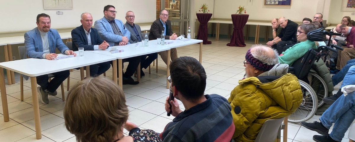 Die Politiker nahmen sich Zeit, um auf Fragen der Mitarbeiterinnen und Mitarbeiter der KJF Werkstätten einzugehen.