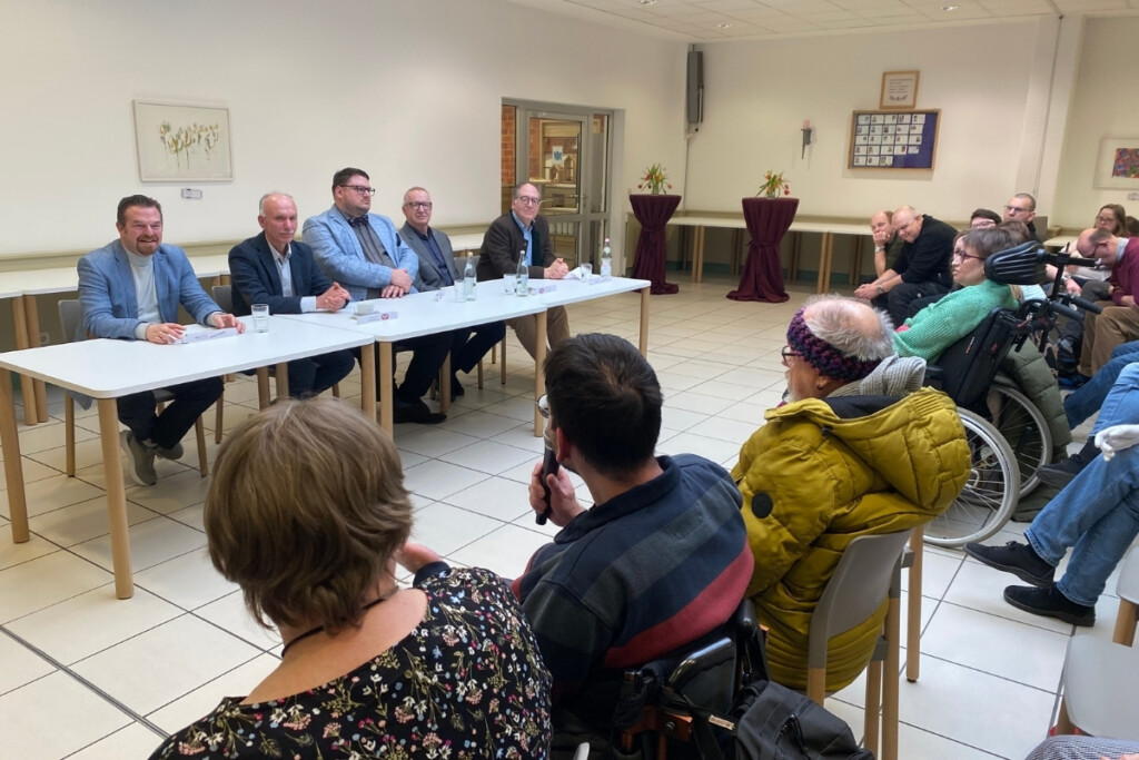 Die Politiker nahmen sich Zeit, um auf Fragen der Mitarbeiterinnen und Mitarbeiter der KJF Werkstätten einzugehen.