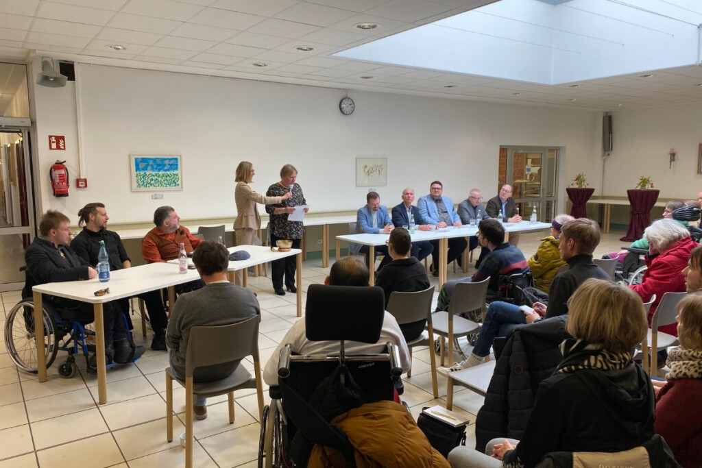 Werkstatträtin Bianka Widl spricht zu den Politikern