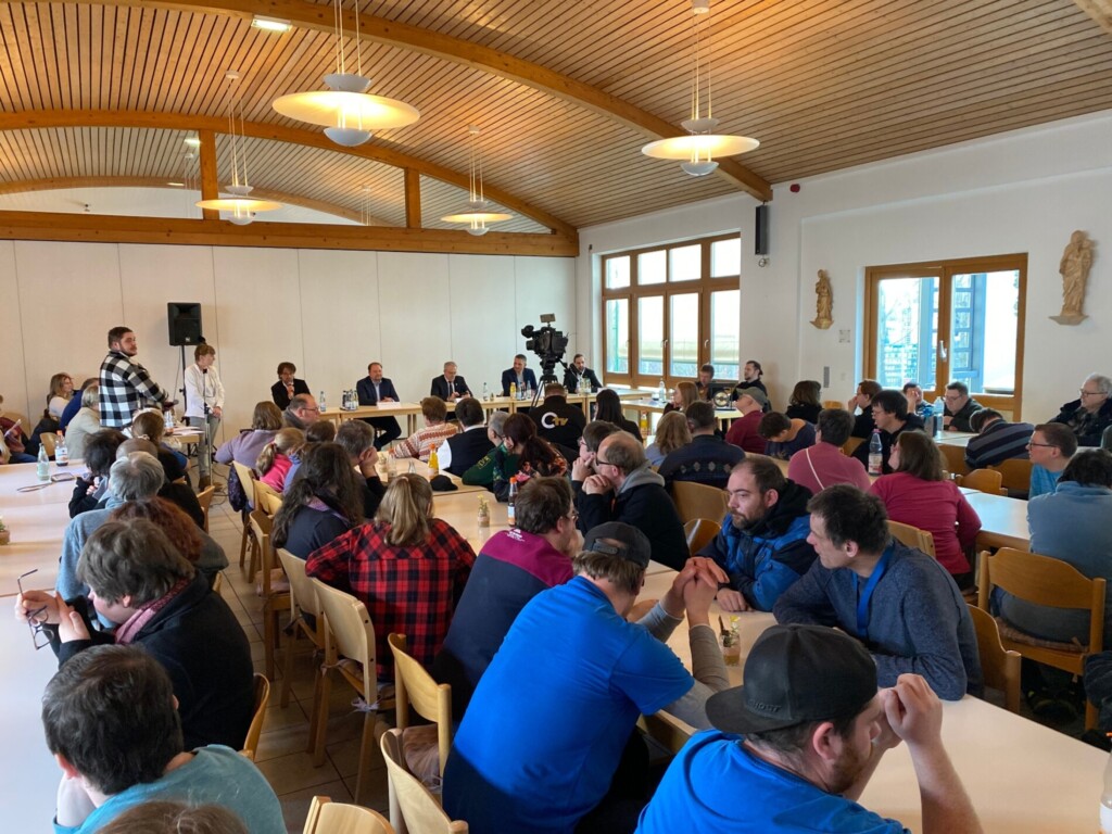 Mitarbeiterinnen und Mitarbeiter bei der Podiumsdiskussion