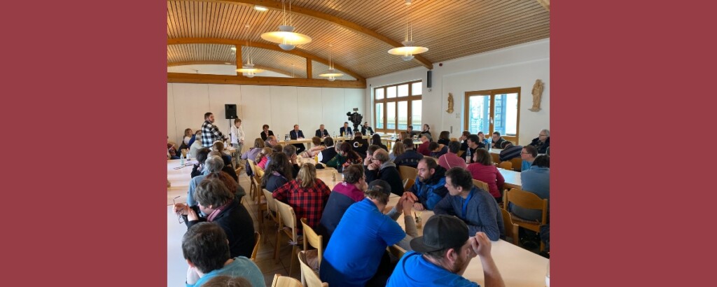Mitarbeiterinnen und Mitarbeiter bei der Podiumsdiskussion