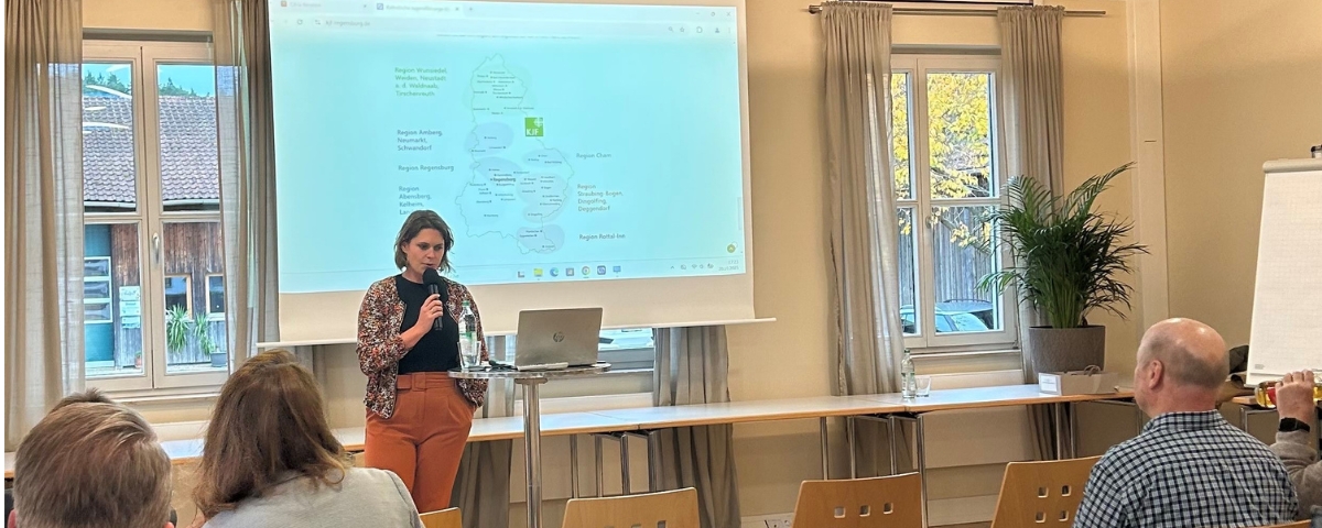 An der Wand ist ein Übersicht wie groß die KJF ist