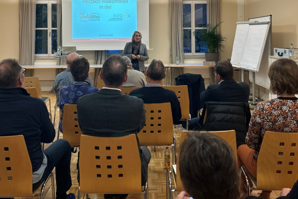 Vorne steht Melanie Eibl
Geschäftsführerin