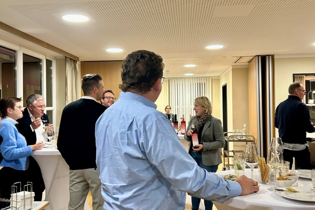 Melanie Eibl zeigte den KJF Wein