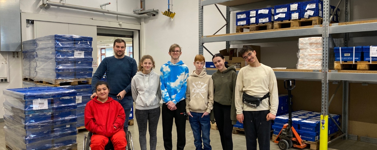 Schülerinnen und Schüler stehen im Lager