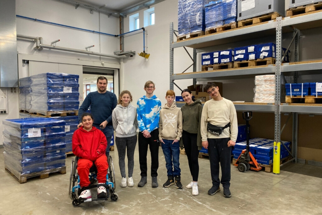 Schülerinnen und Schüler stehen im Lager