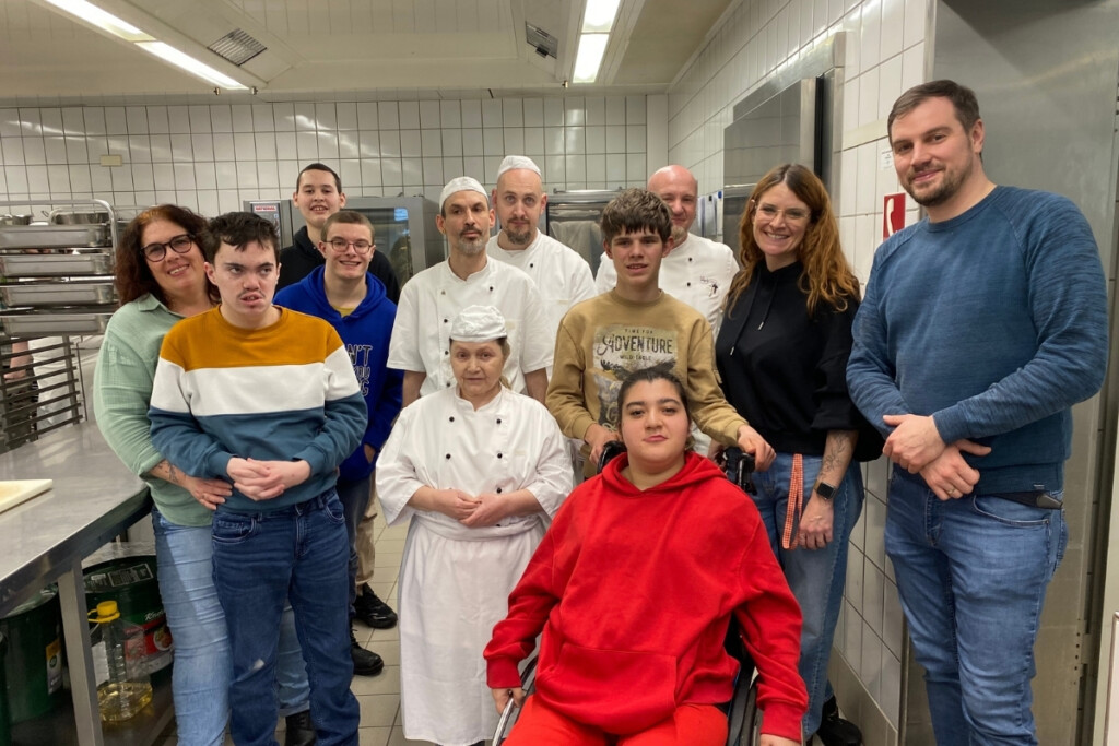 Schülerinnen und Schüler stehen in der Küche