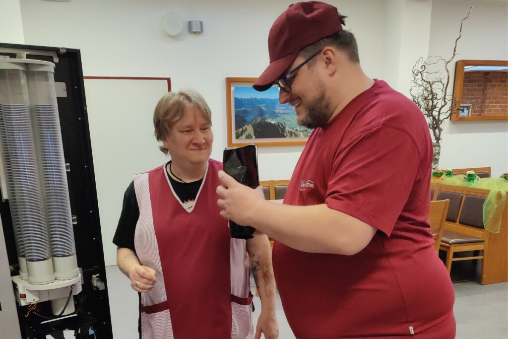 Bianka Widl und Benjamin Lettl am Kaffeeautomaten