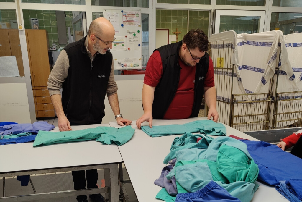 Albert Schöfberger und Benjamin Lettl arbeiten in der Wäscherei