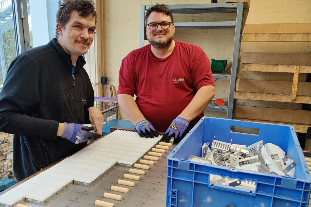 Martin Kraus und Benjamin Lettl in der Metallabteilung