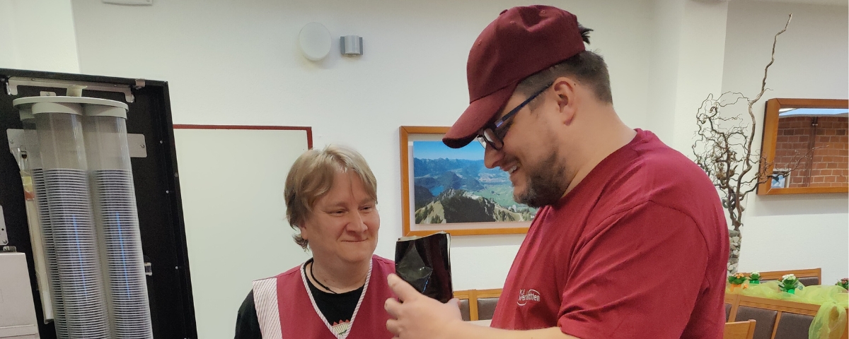 Bianka Widl und Benjamin Lettl am Kaffeeautomaten