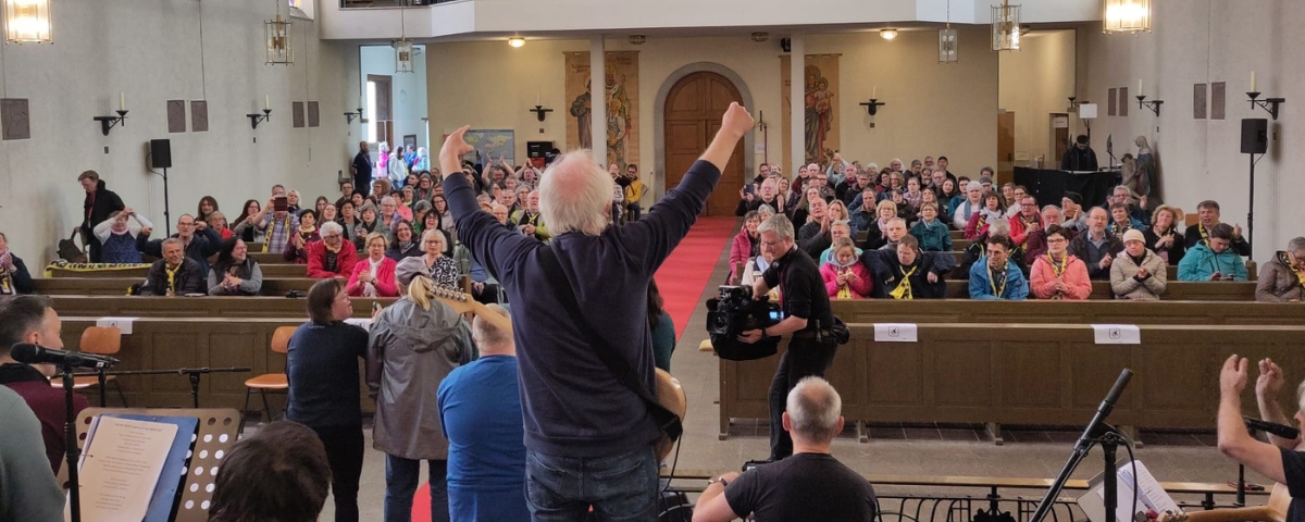 The Inclusions beim Auftritt in einer Kirche beim Katholikentag in Würzburg, Publikum applaudiert vor der Bühne