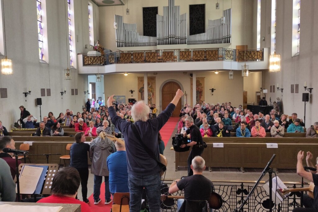 The Inclusions beim Auftritt in einer Kirche beim Katholikentag in Würzburg,
