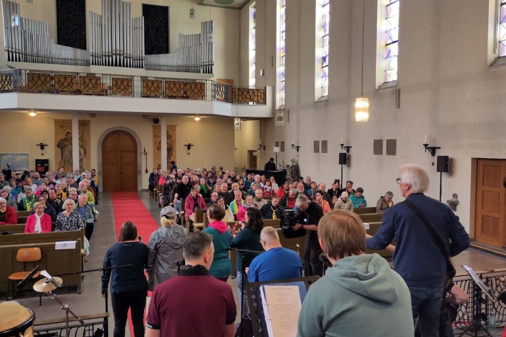 The Inclusions treten beim Katholikentag in Würzburg in einer Kirche auf, Blick von der Bühne ins Publikum