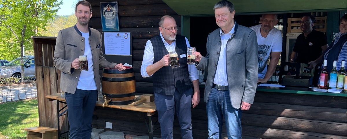 Jan Platzer, Bernd Röhrl und Alfred Stadler stoßen beim Maibockfest auf dem Hermannsberg mit frisch gezapftem Maibock an