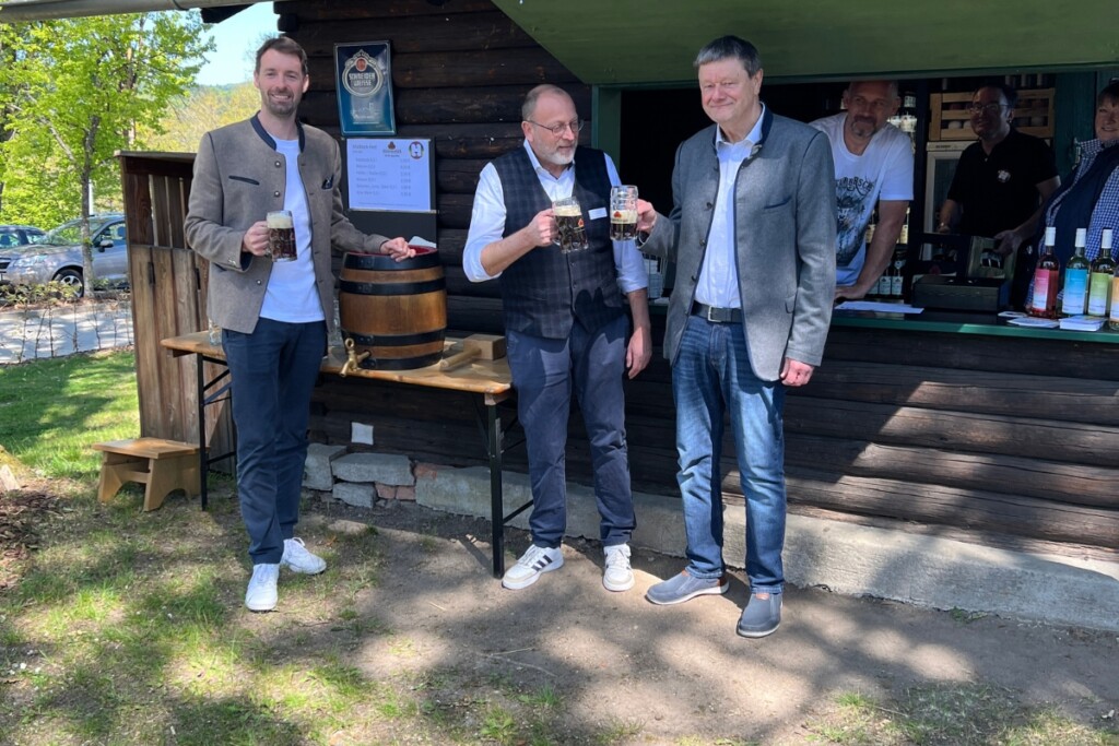 Jan Platzer, Bernd Röhrl und Alfred Stadler stoßen beim Maibockfest auf dem Hermannsberg mit frisch gezapftem Maibock an