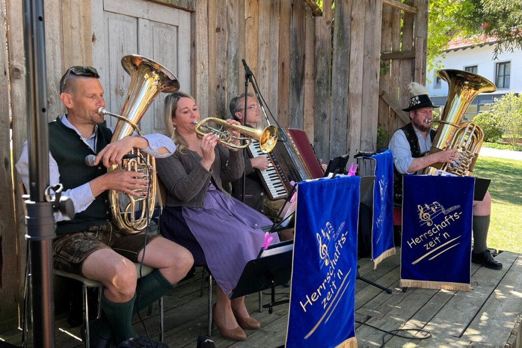 Die Volksmusikgruppe „Herrschaftszeiten“ spielt auf dem Maibockfest auf dem Hermannsberg und unterhält das Publikum