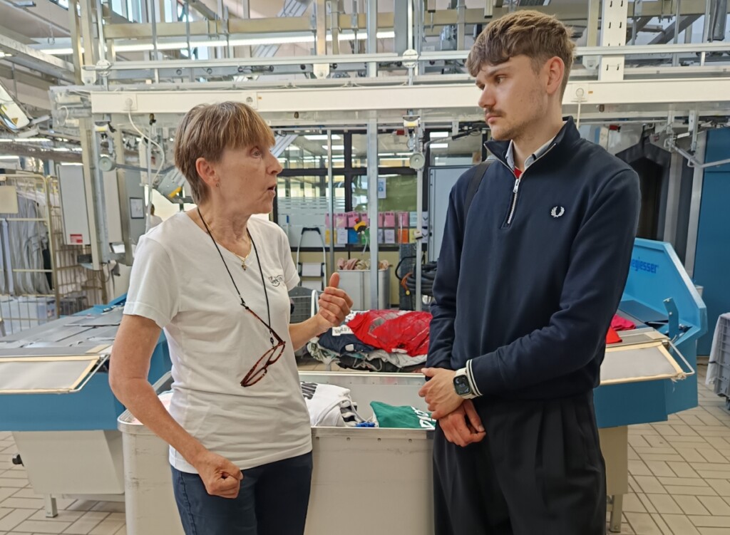 Luke Hoß (Die Linke) im Gespräch mit Werkstatträtin Erika Stelzl in der Bruder Konrad Werkstätte; beide im direkten Austausch