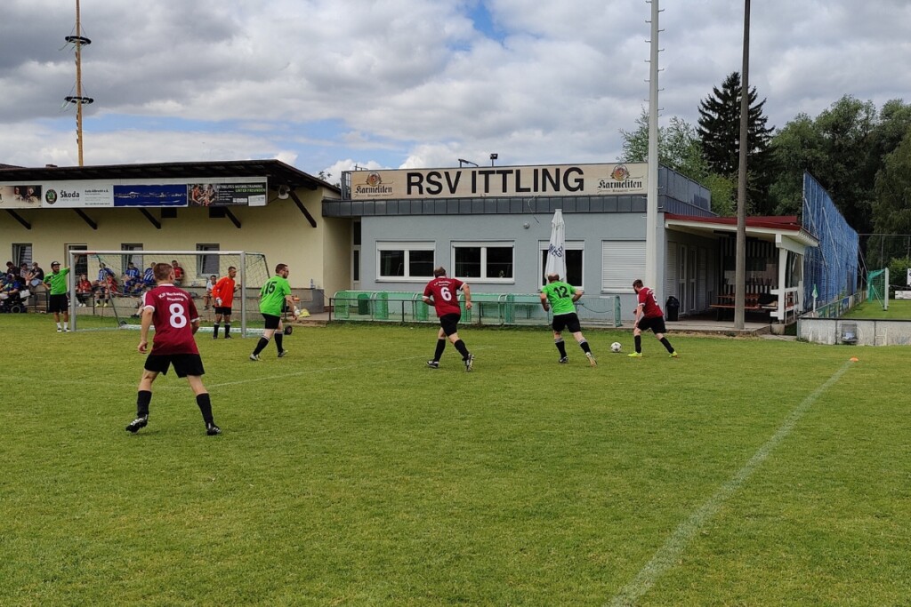 Spielsituation mit Tor und Gebäuden des RSV Ittling im Hintergrund