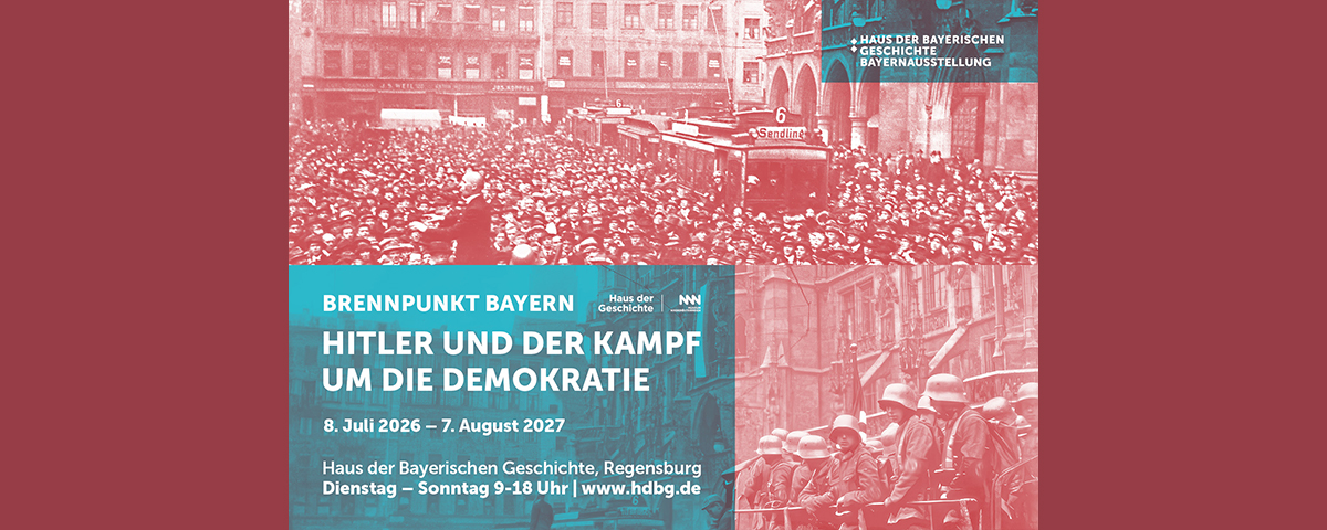 KJF Werkstätten leisten Beitrag zu barrierefreier Ausstellung im Haus der Bayerischen Geschichte: „Brennpunkt Bayern: Hitler und der Kampf um die Demokratie", Haus der Bayerischen Geschichte, Regensburg. Laufzeit: 8. Juli 2026 – 7. August 2027, Di–So 9–18 Uhr. Hintergrund: historische Schwarzweißfotos einer Menschenmasse und bewaffneter Soldaten, rot-blau eingefärbt.