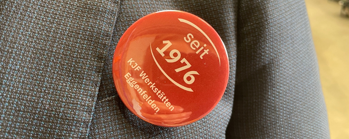 KJF Wertkstätten Eggenfelden der Anstecker in dunkelrot