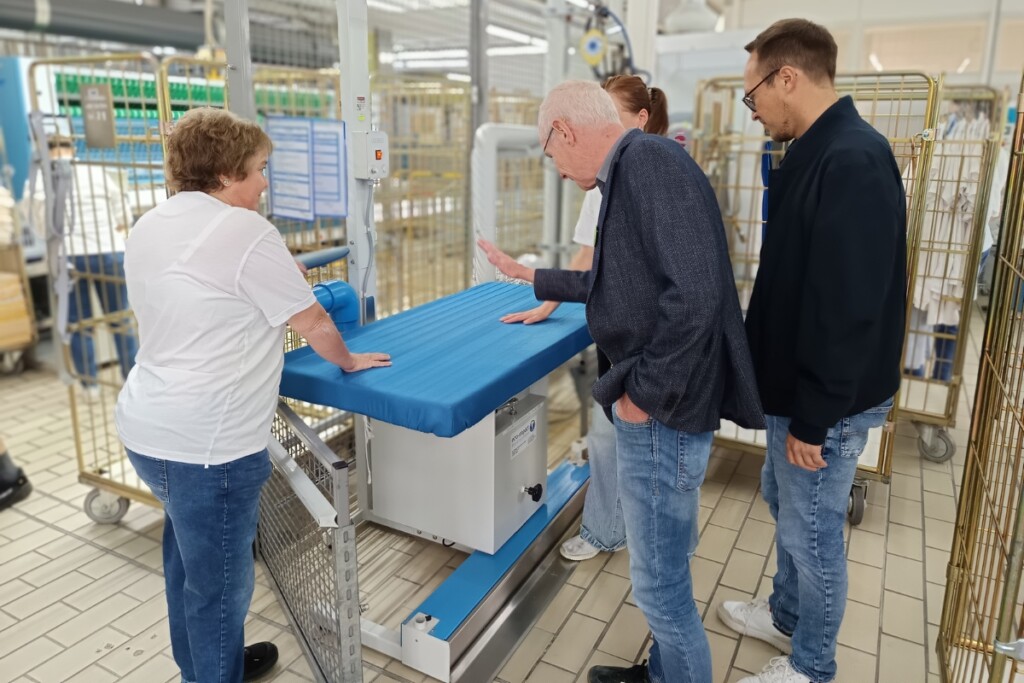 Gäste des Aktionstags „Schichtwechsel“ informieren sich in der Wäscherei über die Arbeitsabläufe.